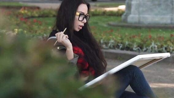 Секс со стройной студенткой художественного начался с горлового минета