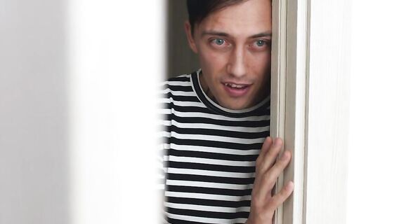 Молодой девушке с идеальным телом кончают на ягодицы