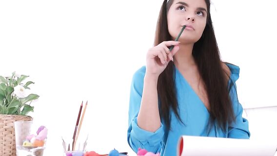 Русский парень кончает в киску своей девушки художницы