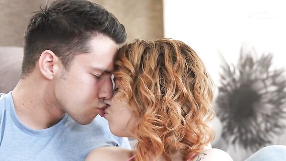 Молодая русская пара смотрит порно и пробует анал