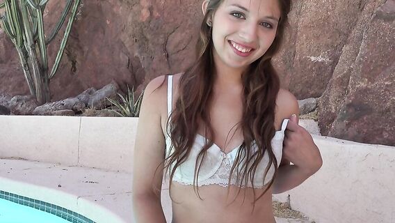 Сексуальная пловчиха мастурбирует у бассейна