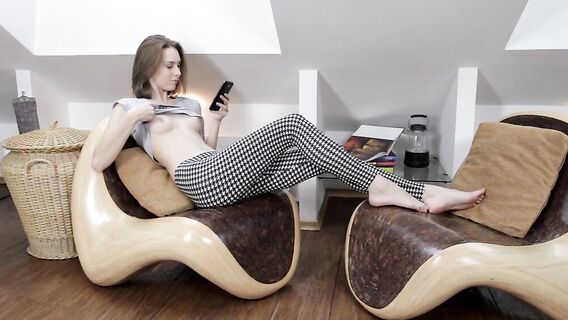 18-летняя тощая сладкая милашка мастурбирует писю