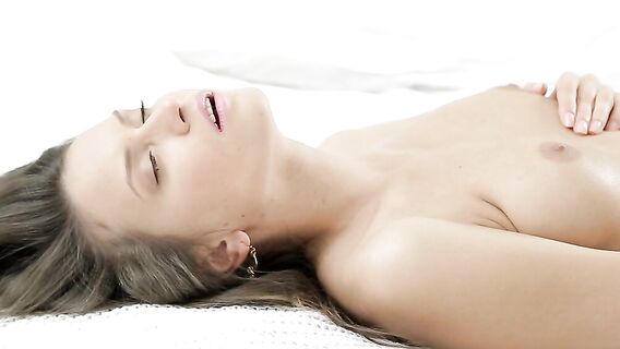 Молодая развратная русская красотка мастурбирует сочную щелочку