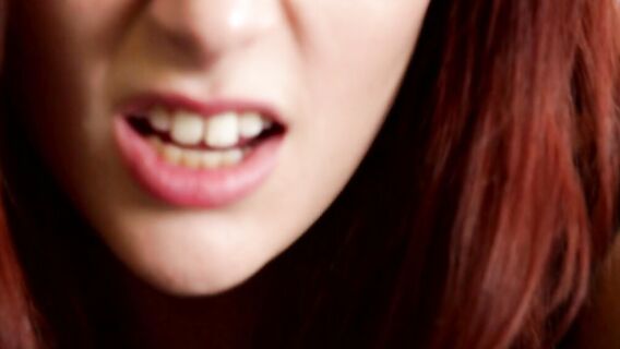 Рыжая красотка с крошечными сиськами мастурбирует секс игрушкой