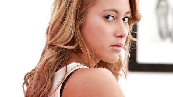 Худая красивая 18-летняя рыжая американка мастурбирует киску