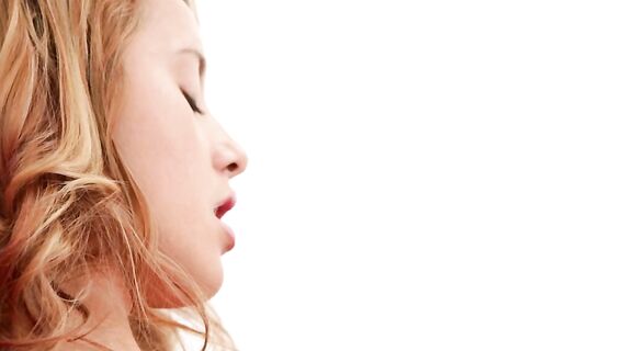 Худая красивая 18-летняя рыжая американка мастурбирует киску