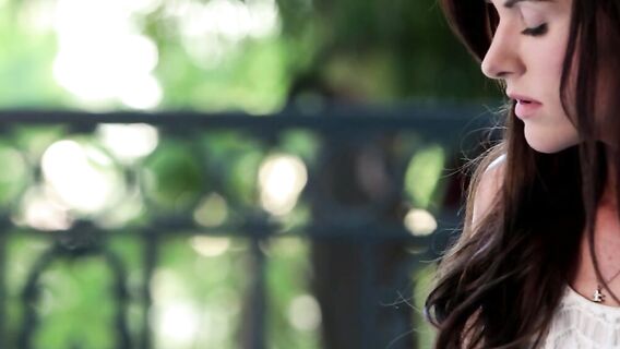 Красивая девушка облизала пальчики и засунула их в киску