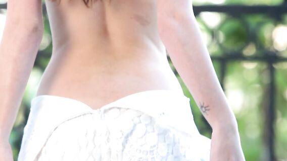 Красивая девушка облизала пальчики и засунула их в киску