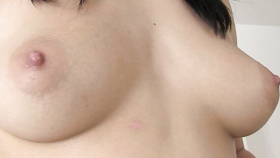 Голая красотка дрочит пальчиками мокрую скользкую киску