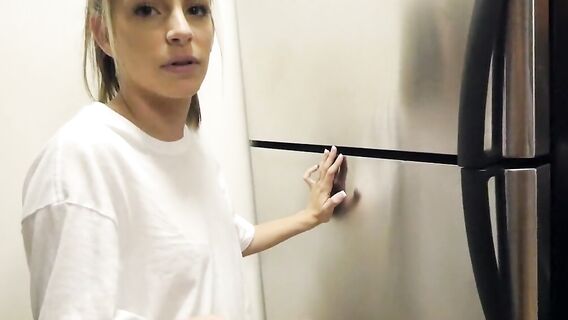 Трахнул пьяную сестру в ванной и решил вставить в нее член в спящую